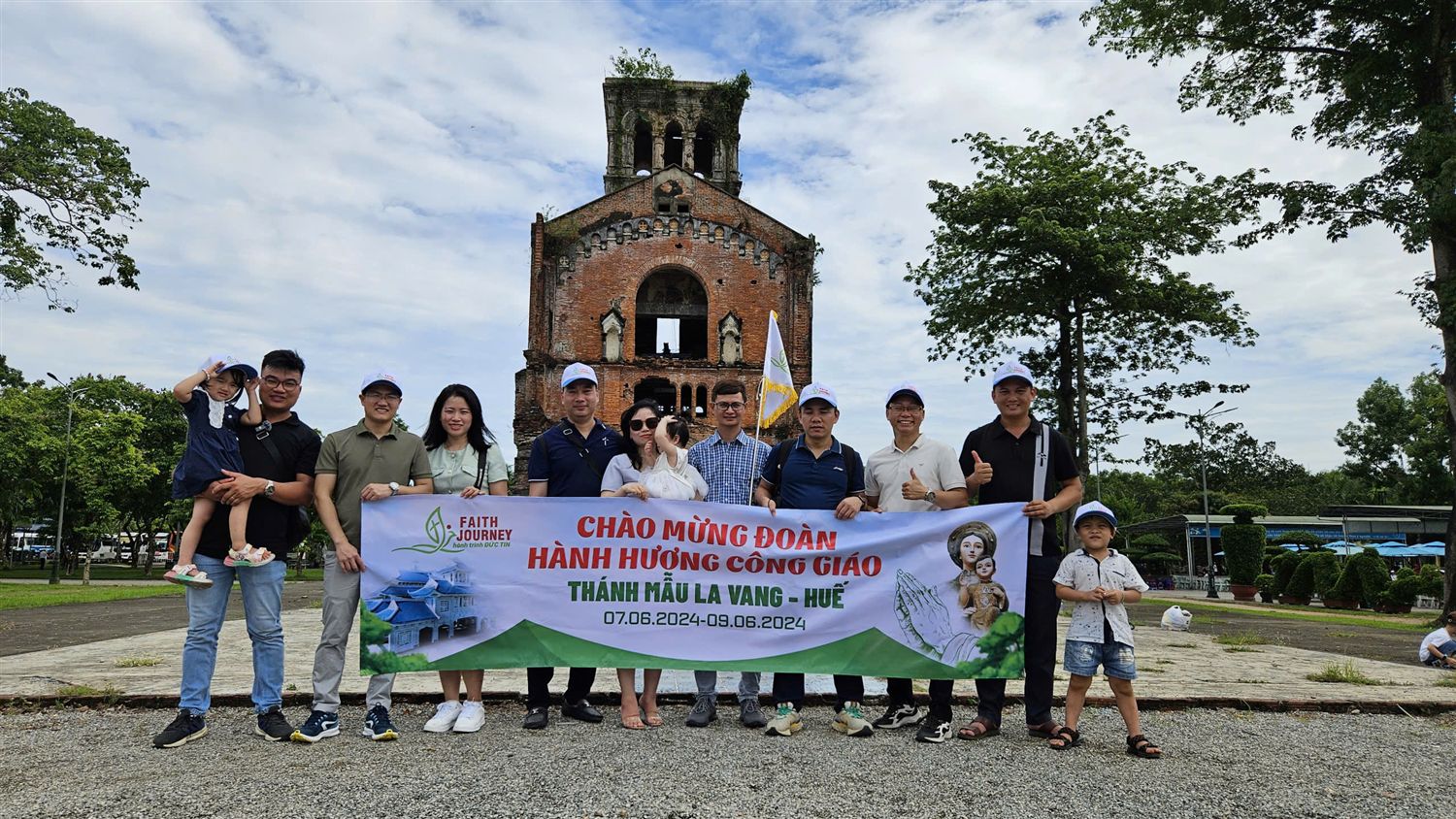 Hoàng Hà cùng anh Mai Tiến Tần trong chuyến hành hương La Vang, Huế tháng 6/2024