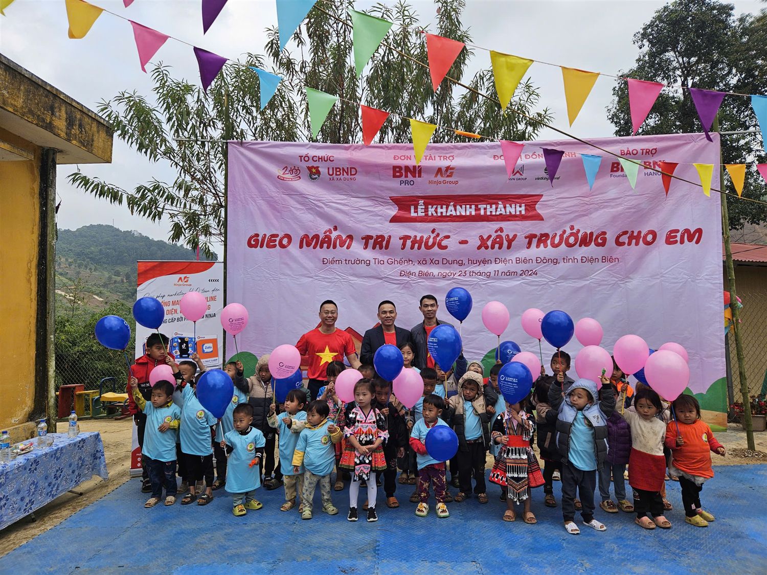Anh Mai Tiến Tần trong lễ khánh thành điểm trường thiện nguyện tại Điện Biên năm 2024