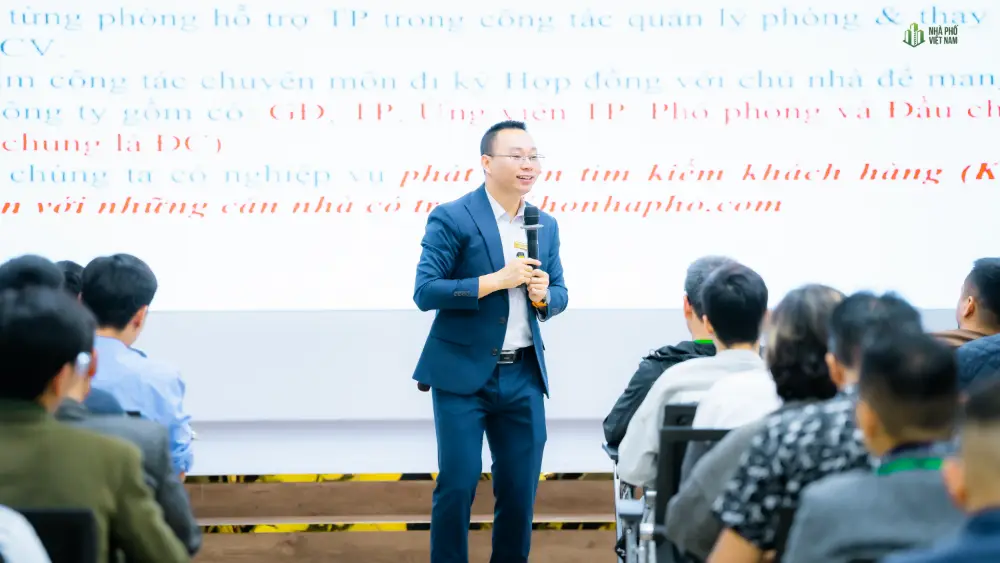 Hoàng Hà đứng lớp đào tạo môi giới